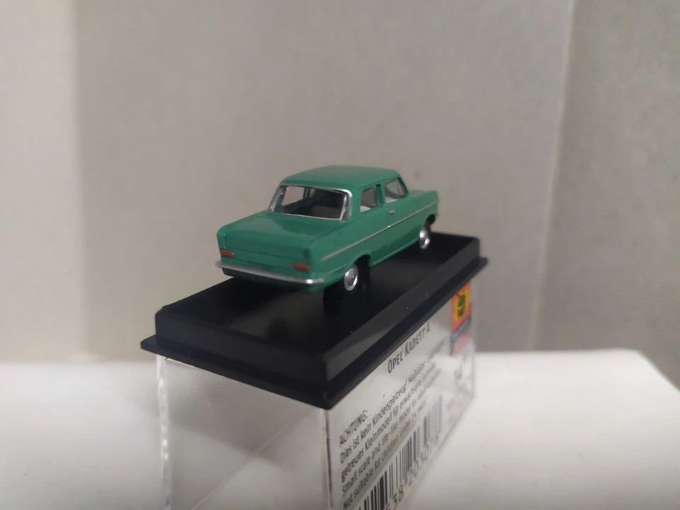 Opel Kadett A . Verde . Brekina 20307 . Escala 1/87 - Imagen 3 de 4