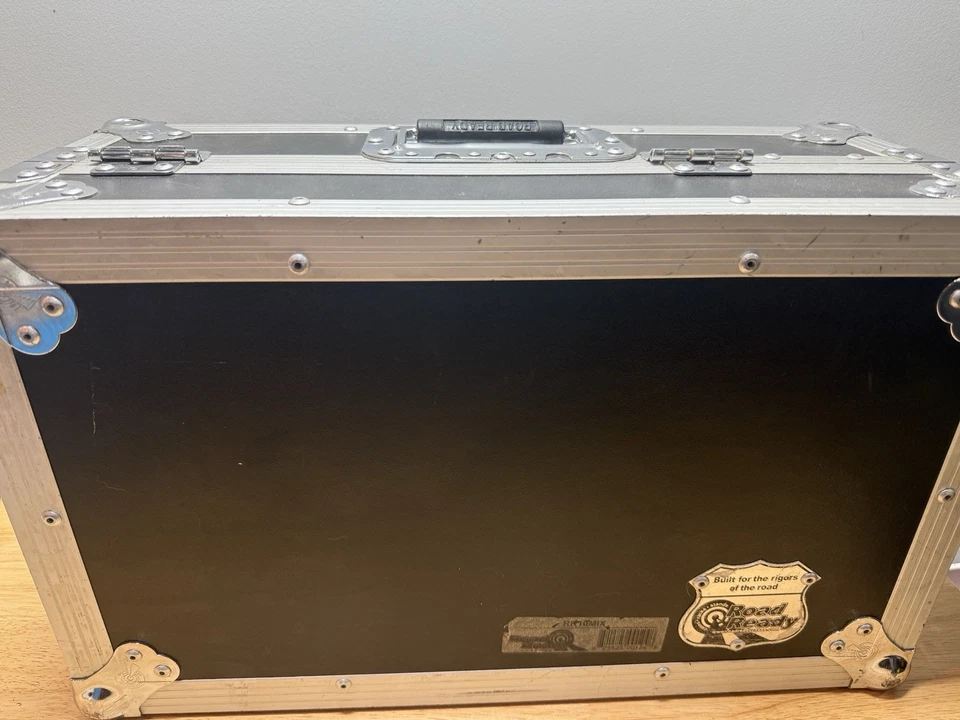 Estuche listo para carretera modelo negro y plateado # RR10MIX - 12,5” Hx 9” Lx 20,5” W Foto 2 de 4