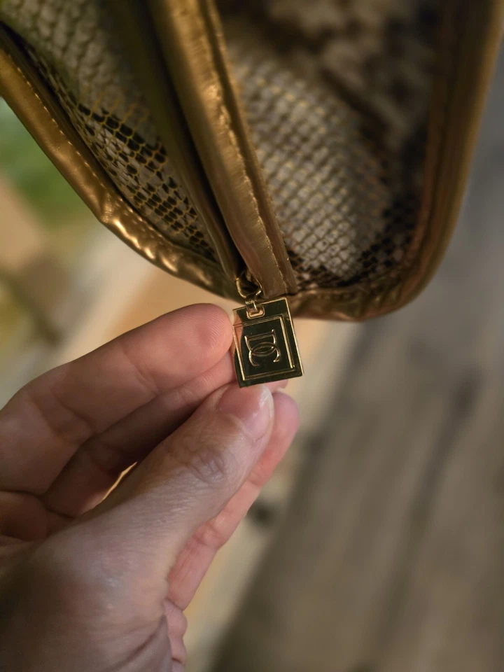 Bolsa de viaje de maquillaje colgante con patrón de piel de serpiente Danielle Creations  Foto 4 de 4