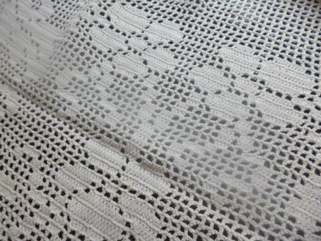 Von Oma: Schöne Häkeldecke 125 x 55 cm Spitzen-Decke Tischdecke Landhaus Stil - Bild 4 von 4