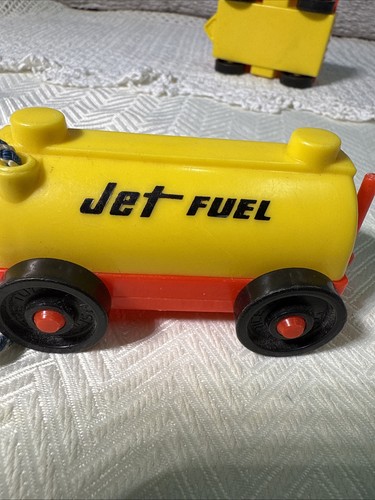 Juego de remolque de combustible para aviones Fisher Price Little People Airport de colección - Imagen 14 de 18
