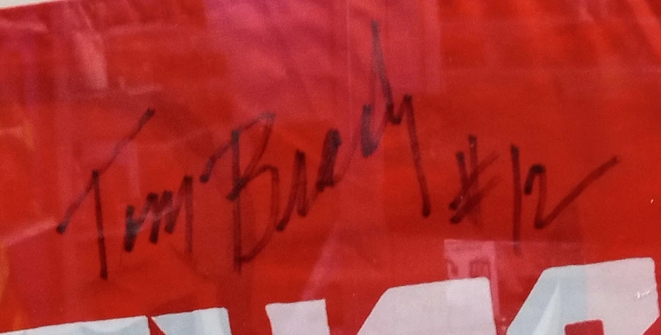 Bandera firmada por Tom Brady de Tampa Bay Bucs MEJOR FIRMA DE LA HISTORIA Foto 2 de 4