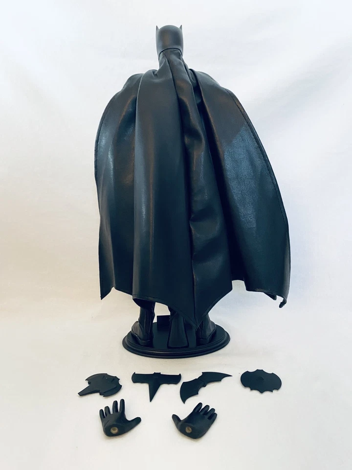 Figura de acción Batman DC Direct Deluxe 13 pulgadas, USADA Foto 4 de 4