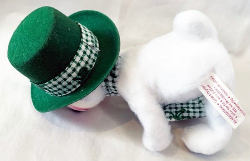 Annalee Mobilitee St. Patrick's Day Bear w/ Green Hat scarf 2003 7" - Foto 3 di 8