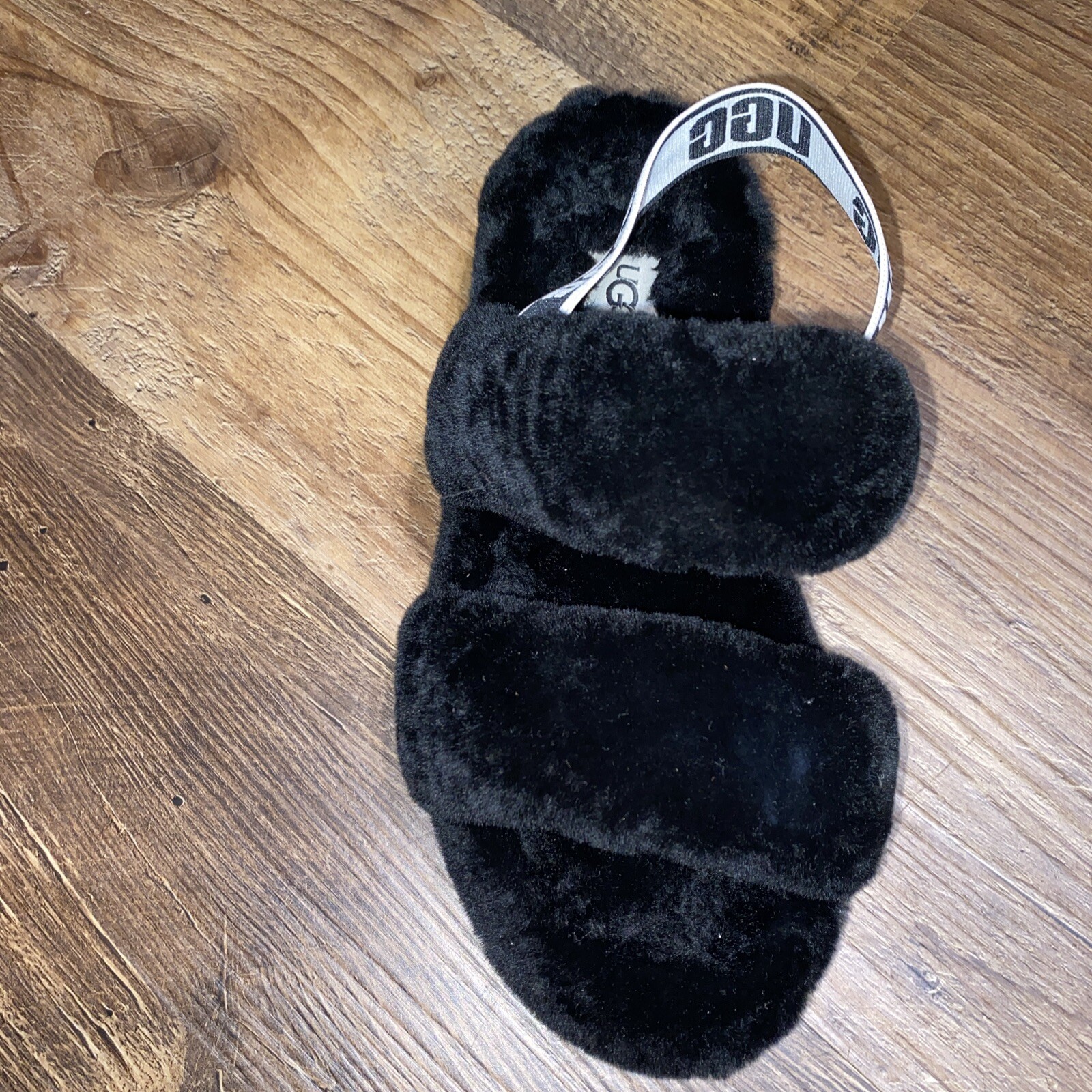 SAOLA SOLO SCARPA DESTRA…….UGG Fluff Yeah Slide Nera Taglia 6