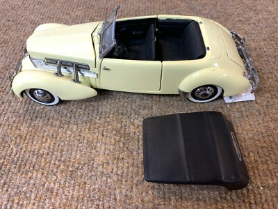 フランクリンミント　１９３７Cord 812 Phaeton Coupe 1937 Cord 812 Phaeton Coupe Convertible Yellow Franklin Mint 1:24