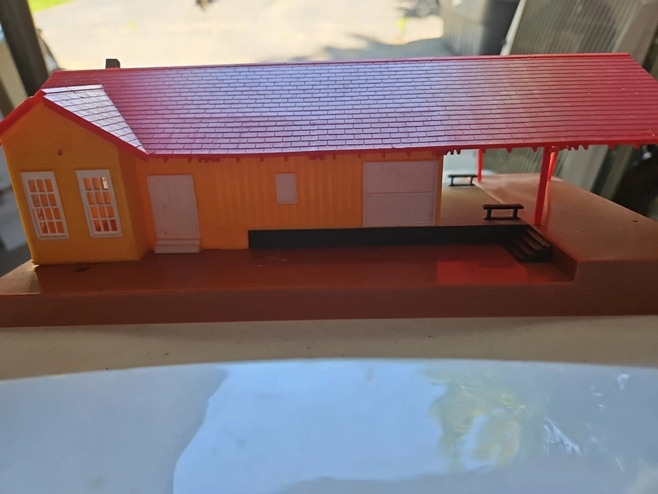 Bachmann GROVEMONT Railroad Station Depot HO Scale, ILLUMINATED - Image 2 of 4