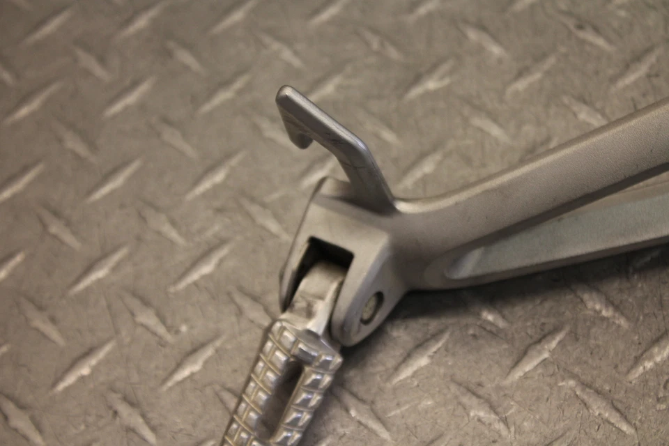 Suzuki GSXR600 2006 clavija de pasajero trasero derecho Foto 3 de 4