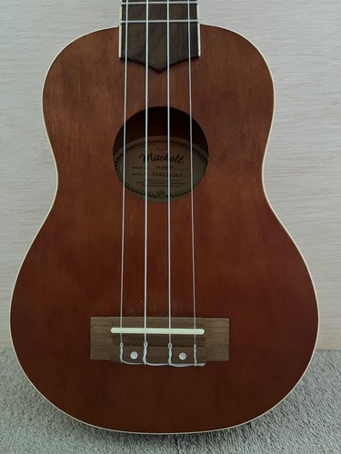 Mitchell MU40NT Ukulele with chord chart and song books - Picture 5 of 8