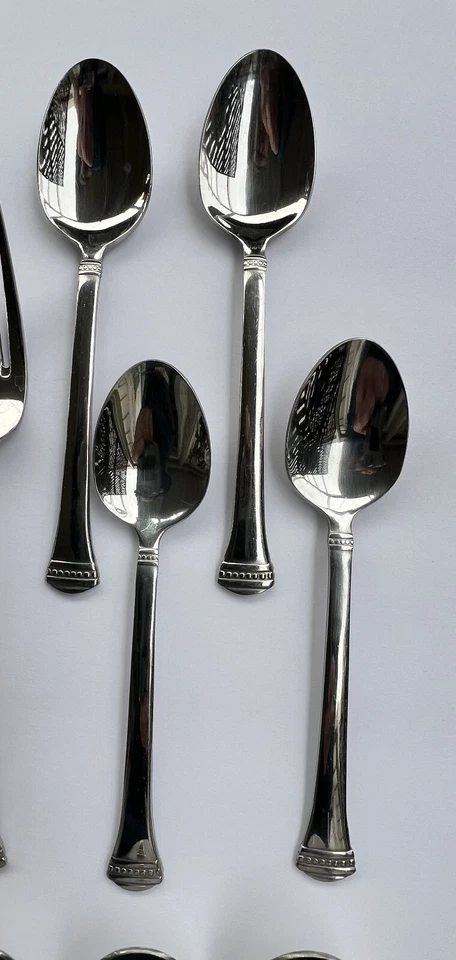 Cuchillos Towle Classic Bead Inoxidable 34 Piezas Tenedores Cucharaditas Ensalada 18/10 Foto 4 de 4