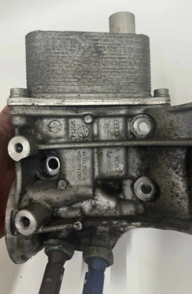 Audi Q5 2011-17 enfriador de aceite 06J903143AK Foto 2 de 4