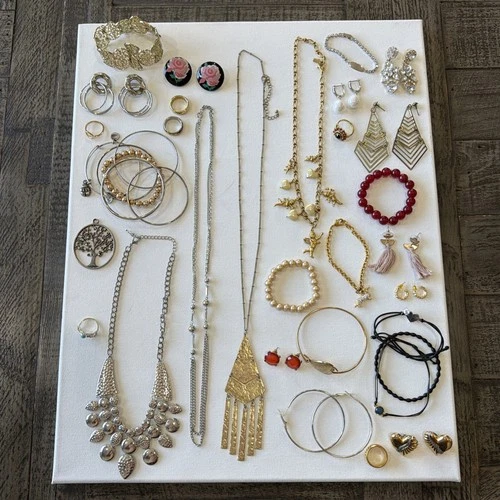 VINTAGE JUNK DRAWER JEWELRY LOT ESTATE COSTUME  ALL WEARABLE ￼