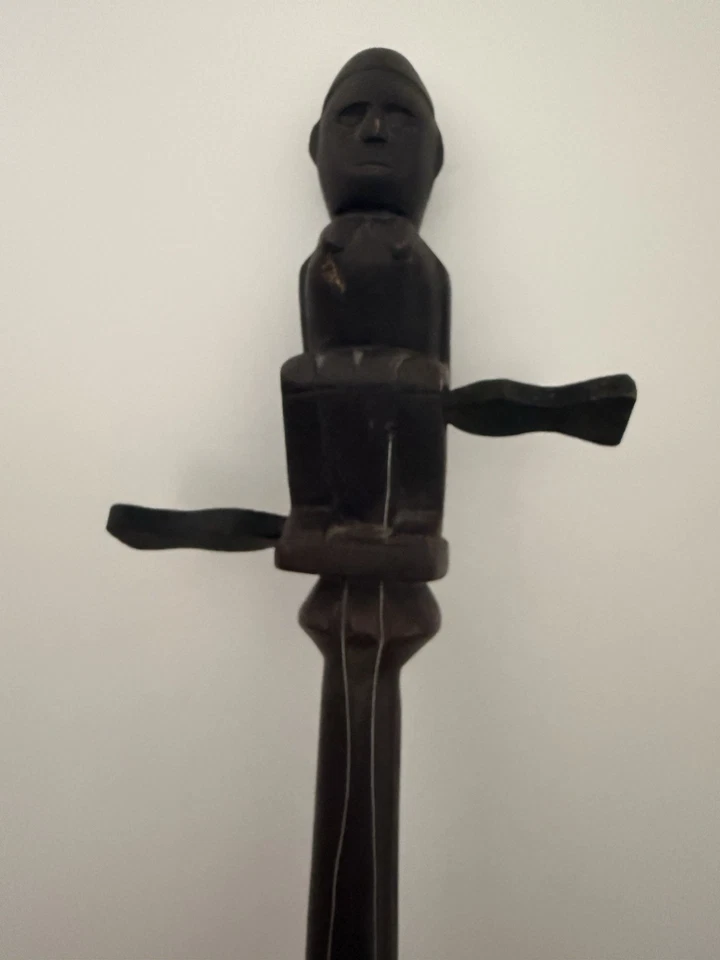 Instrumento musical de dos cuerdas de madera  Foto 3 de 4