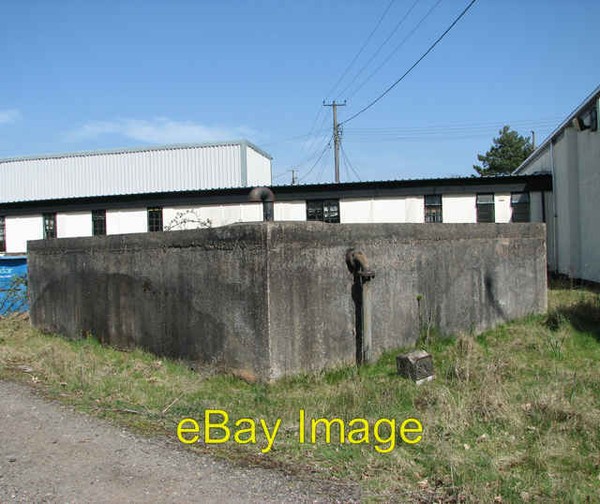 Foto 6x4 tanque de agua a nivel del suelo en el antiguo sitio de administración Barnham RAF Barnh c2015