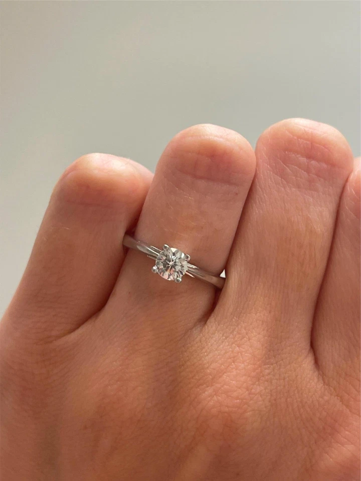 Anillo de compromiso Zales de platino y oro blanco de 18 quilates con diamantes talla de celebración de 0,47 quilates Foto 2 de 4