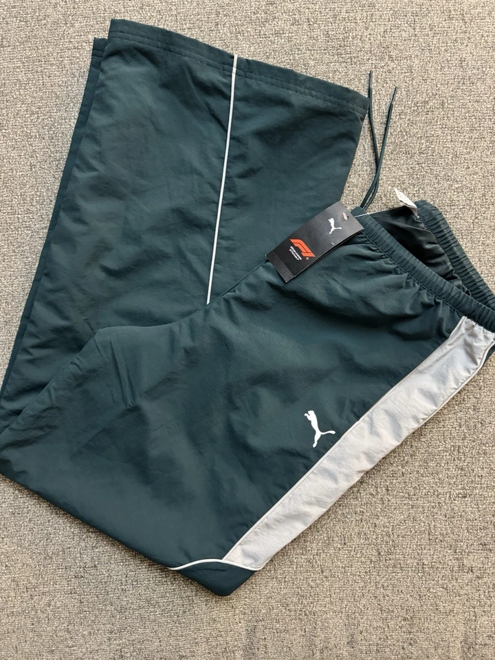 Pantalones PUMA Fórmula 1 Tejidos Nylon Pierna Ancha Verde Azulado Gris Talla M Nuevos con Etiquetas $70 Foto 4 de 4