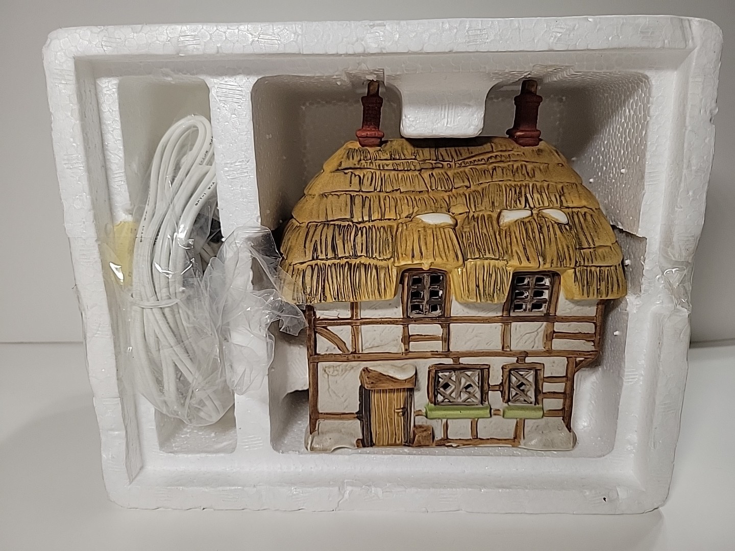 Dept 56 Dickens' Village Series Thatched Roof Cottage 6518-8 w/ Light & Foam Ctn