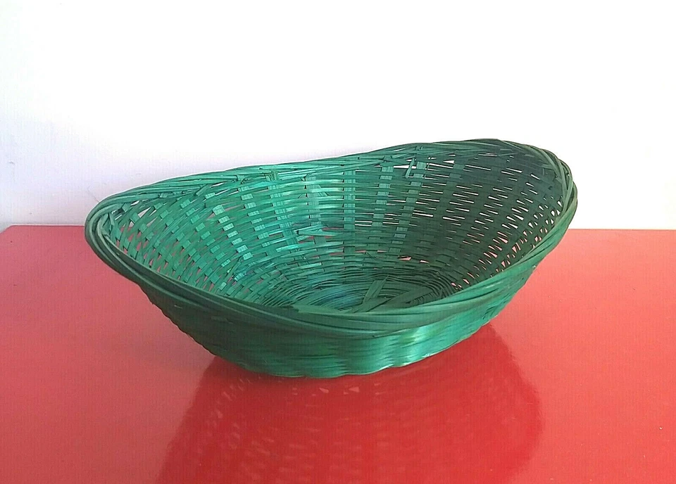 Antico vecchio cesto, cestino in vimini intrecciato colore verde.Vintage - Immagine 2 di 4