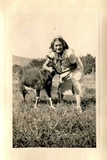 B34 PHOTO ANCIENNE JEUNE FERMIERE AVEC CHEVRE    / 10 X 7 CM