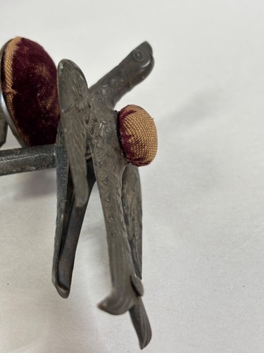 VINTAGE METAL SEWING BIRD WITH TWO VELVET CUSHIONS AND CLAMP - Picture 3 of 5