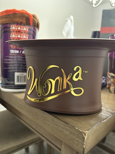 Willy Wonka Popcorn Bucket Hat, Cup, Popcorn Tin & Blanket 4pc Set Cinemark - Picture 14 of 17