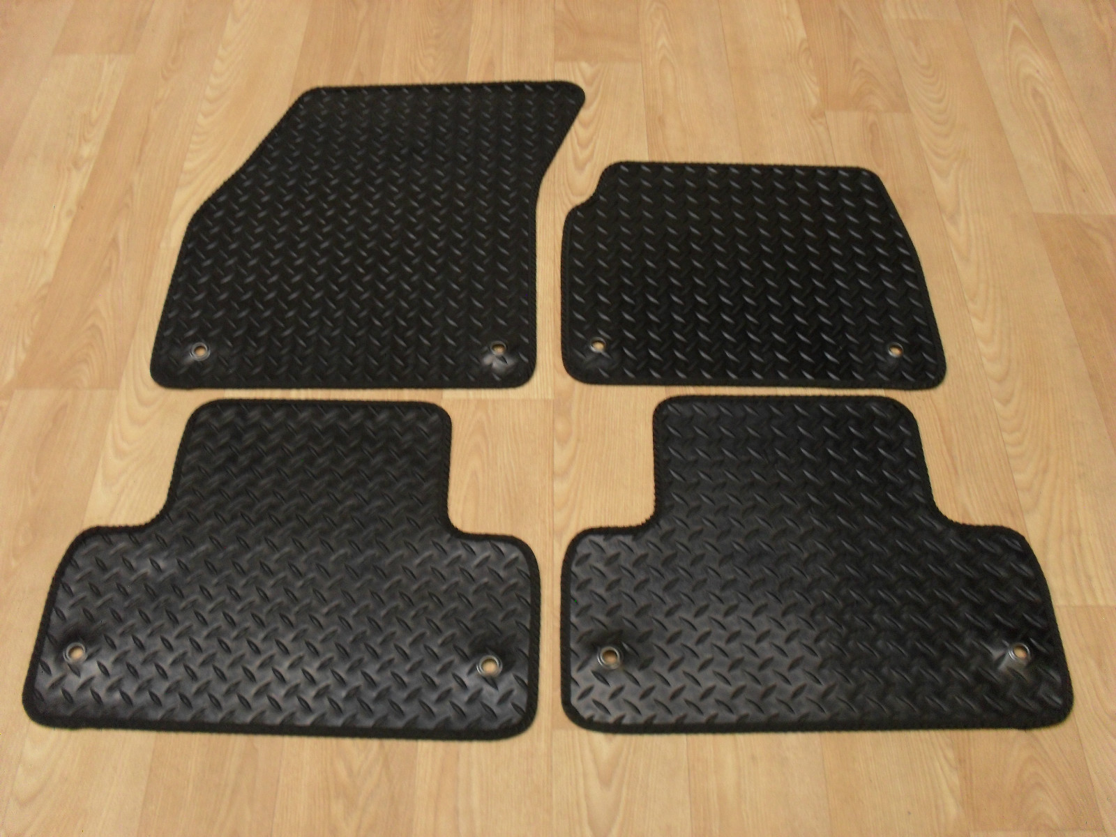 Car Mats for Range Rover Evoque 2011-13 Tailored Fit RUBBER Car Mat Set in Black