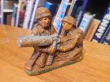NICE 1940s PLAYWOOD PLASTICS 403  DIME STORE G.I. SOLDIER TWO MAN MACHINE GUN