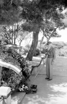 An Italian Garibaldian saluting Giuseppe Garibaldi's tomb Caprera - Old Photo