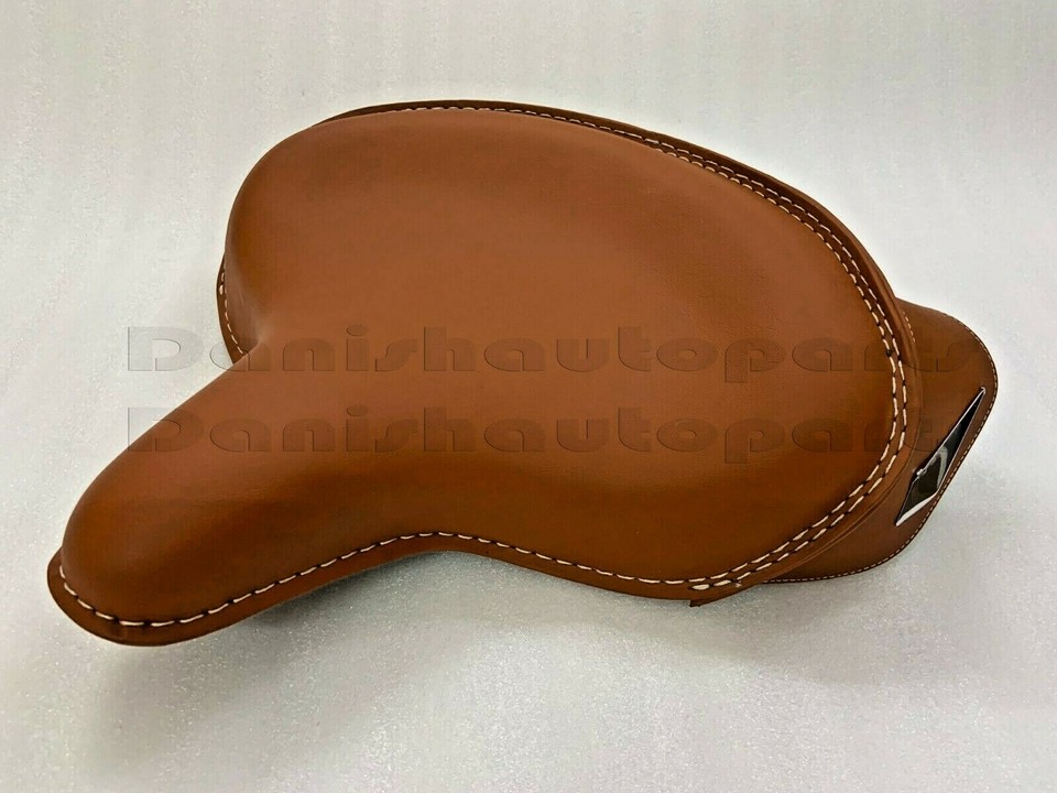 Années 1970 Ceinture en cuir rouge et cuir noir ajouré. L. 68 cm
