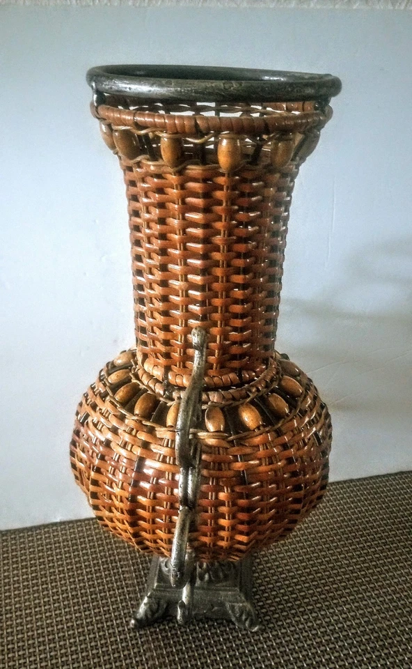 Jarrón de colección tejido de mimbre estilo bohemio 17,5" de alto con borde, base y asas de metal fundido Foto 2 de 4