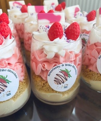 Handmade Vegan Coconut Wax Strawberry & White Chocolate 350ml Kerze