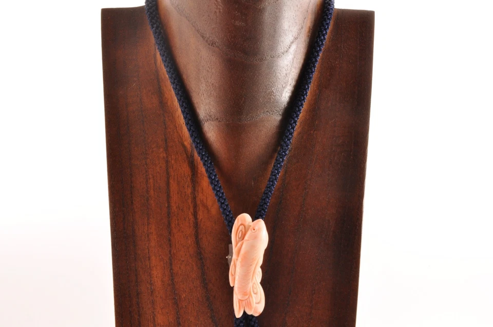 Certificación, Corbata Antigua Piel de Ángel Coral, Estuche Tallado "Carpa" (89,5ct). Foto 2 de 4