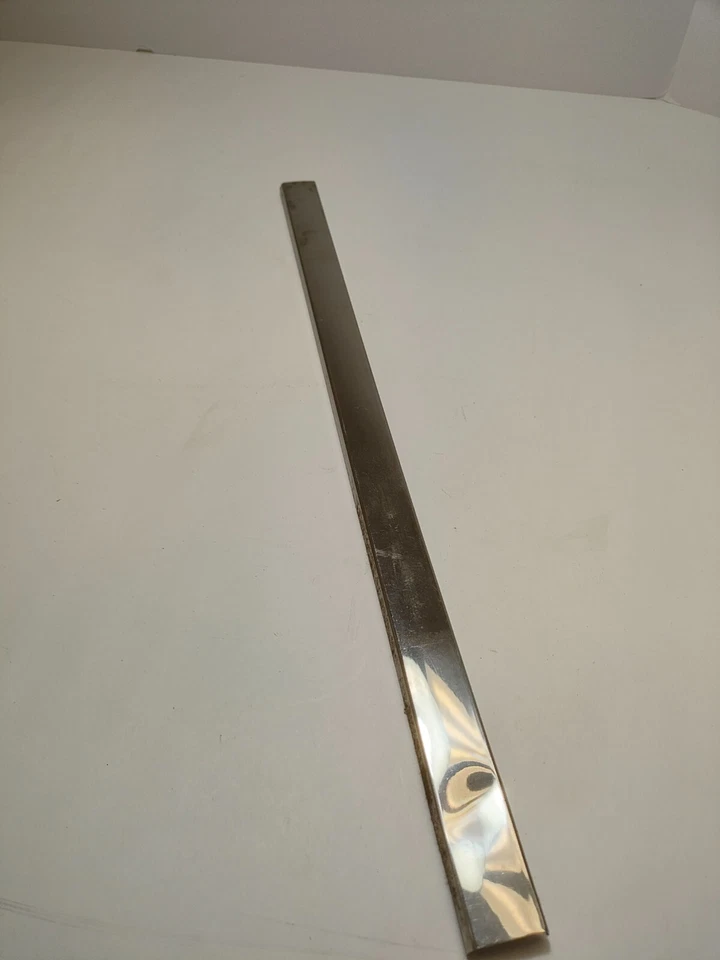 Chrysler Newport 300 1961 panel de carrocería trasero inferior moldura central 2275012 nuevo en stock Foto 2 de 4