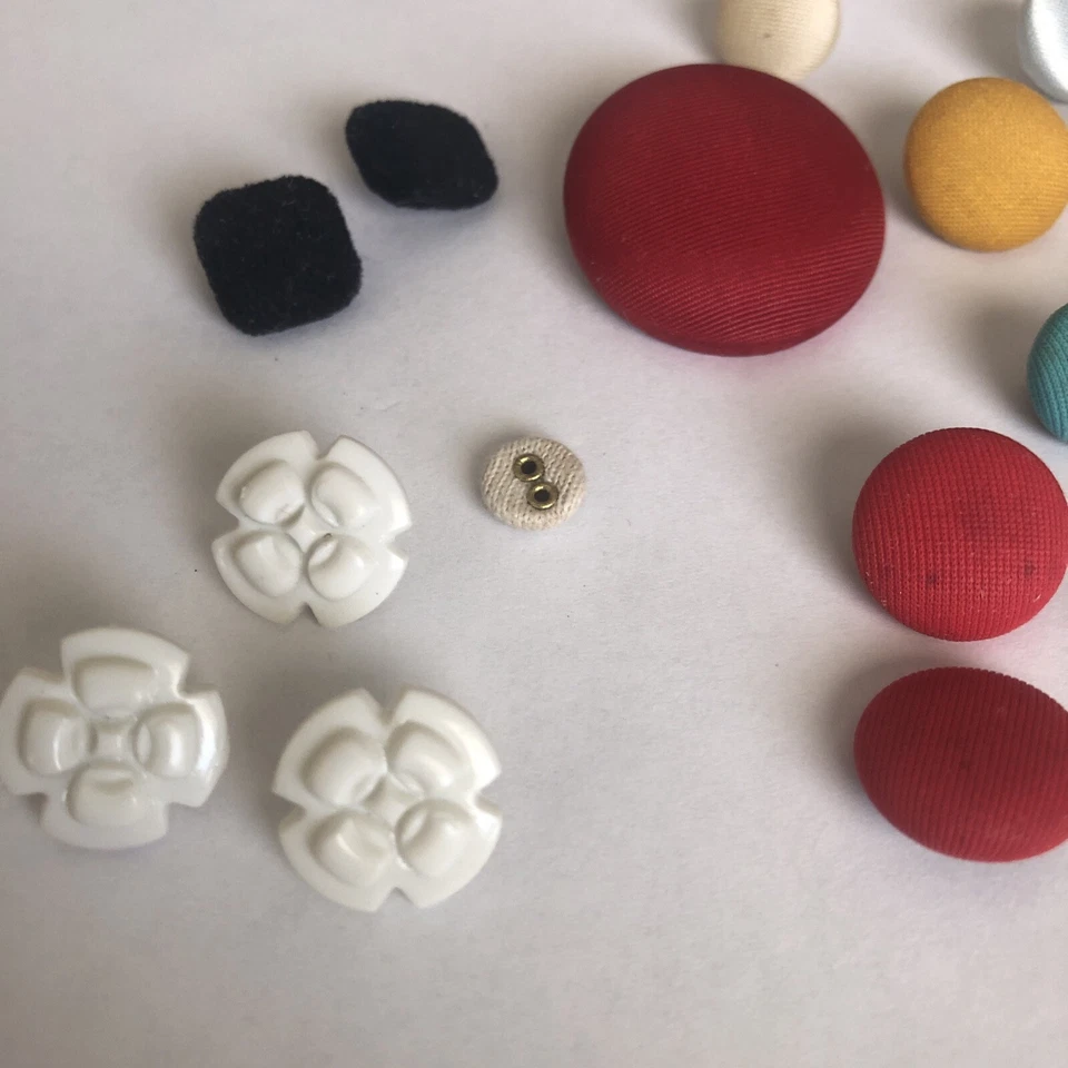 LOT Of 19 PIECES Vintage Fabric And Other Buttons - Image 2 of 4