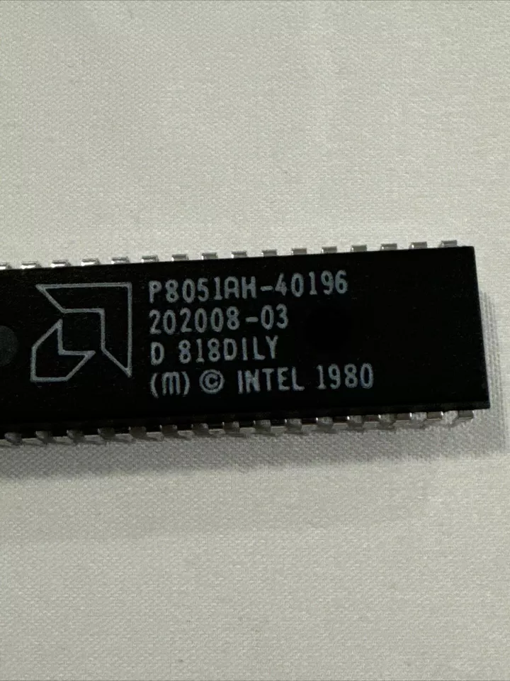 P8051AH-40196 8-bit Microcontroller, 12 MHz, PDIP-40, AMD / Intel 8051AH 1980 - Image 2 of 4