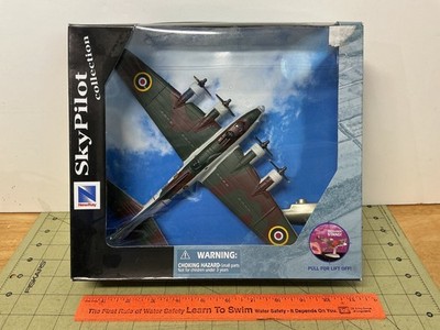 Sky Pilot B17 bomber airplane with stand by New-Ray Toys Flying Fortress