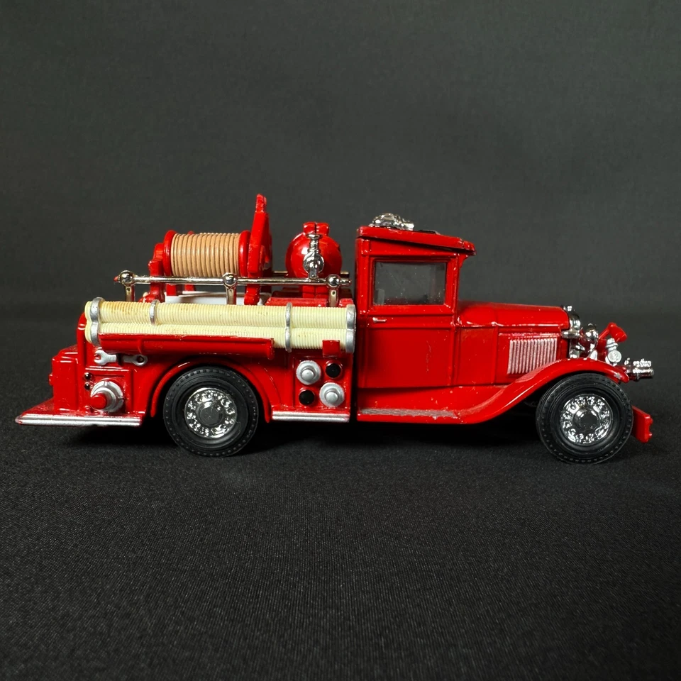 Lote de 2 Matchbox 1933 Cadillac Fire Wagon + Eligor 1932 Ford Fire Truck Diecast Foto 4 de 4