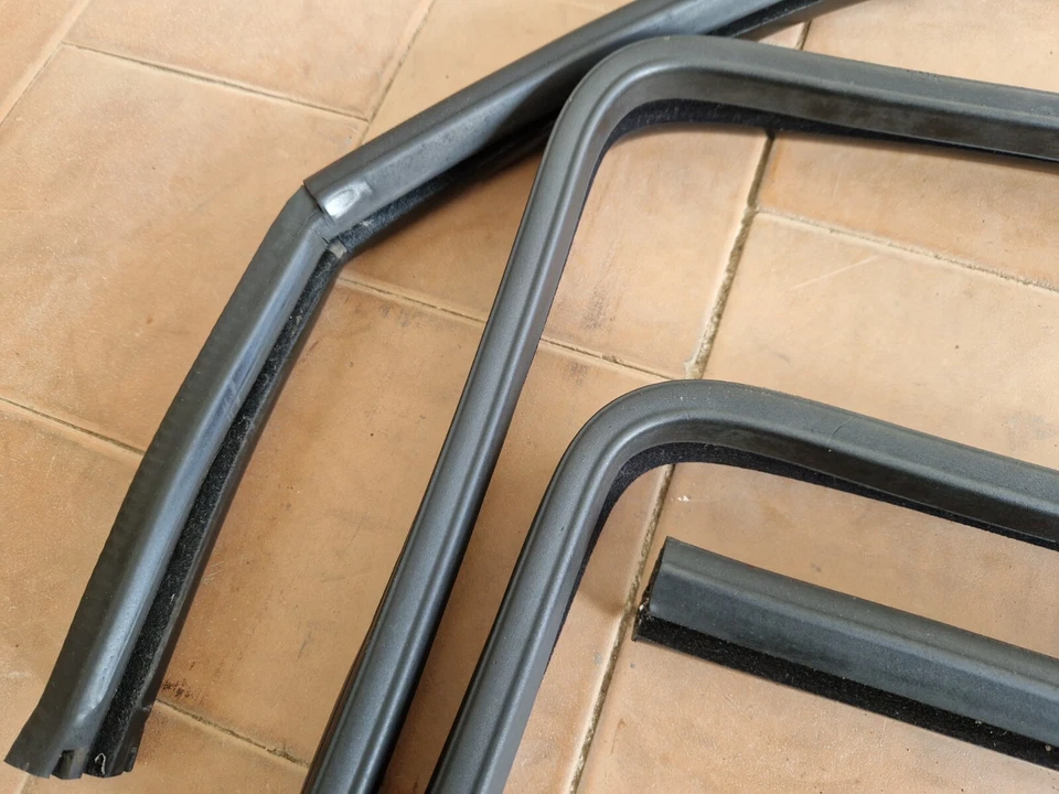 KIT JOINT CAOUTCHOUC VITRE DROITE & GAUCHE VW GOLF JETTA MK2 4 PORTES version... - Photo 3/4