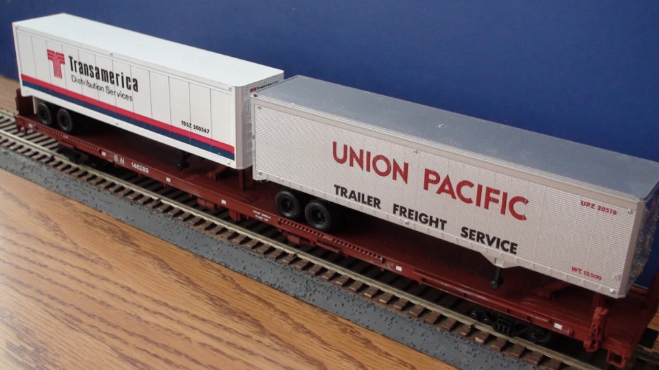 1 coche - Burlington Northern BN HO 86' coche plano, dos remolques de 40" con Kadee's y RTR Foto 2 de 4