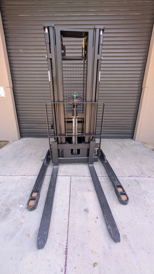 Apilador eléctrico NobleLift PS35L, altura de elevación de 181", usado solo 10 horas Foto 4 de 4