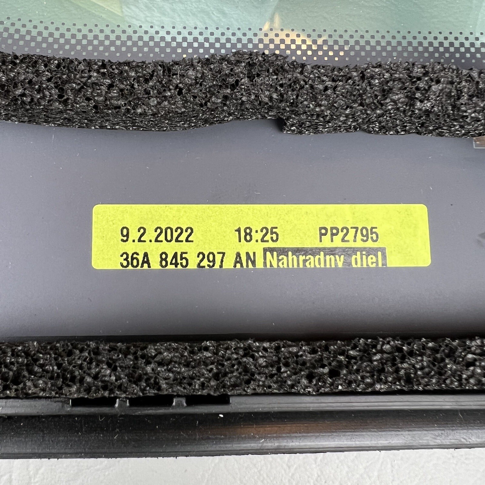 2016-23 BENTLEY BENTAYGA REAR LEFT GLASS QUARTER VENT WINDOW CORNER PANEL TRIM
