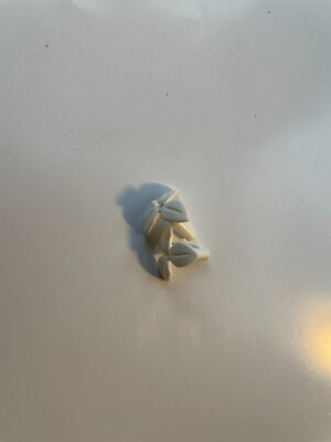 LEGO- NEW-#37695-WHITE-PLANT STEM W/ 3 LEAVES /BOTTOM PIN- - 25 PIECES