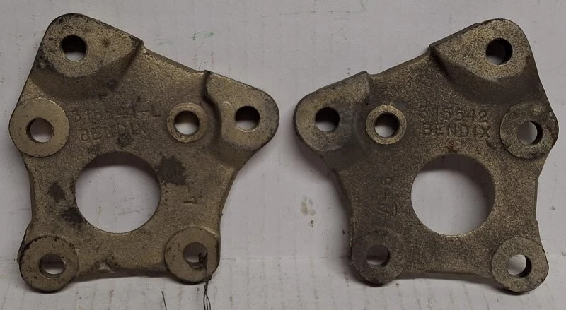 NOS 65-68 AMC AMX Javelin Pinza de freno Soportes de montaje Placa espaciadora Bendix Foto 3 de 4