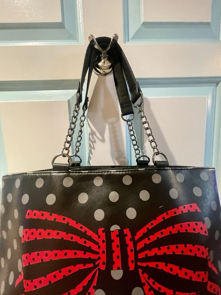 Bolso de Mano Betsey Grande Metal e Imitación Cuero Correa Asa Negro con Caja Roja Pintada Frontal Foto 2 de 4