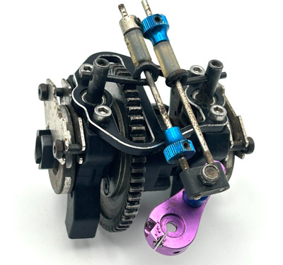 Team Associated RC8T Mittelgetriebe Diff mit Bremsen, Gestängen und Servohupe