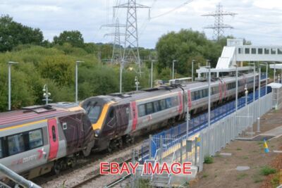 PHOTO  XCROSS COUNTRY TRAIN PASSING THRO READING GREEN PARK STATION