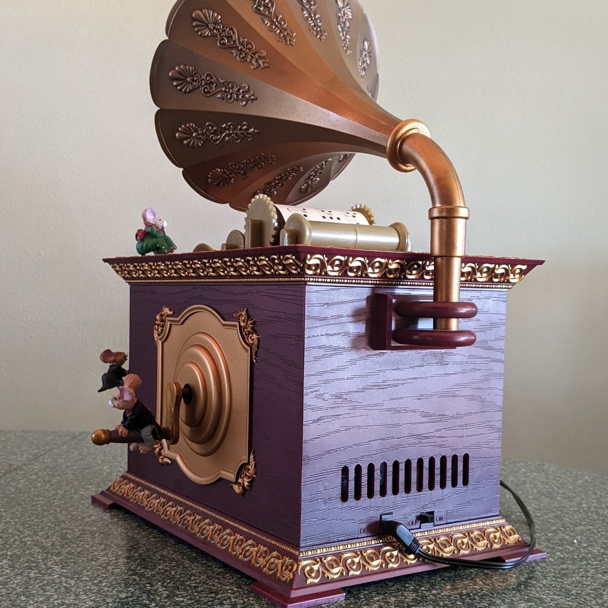 Mr. Christmas Holiday Phonograph Music Box 1996 In Box Mr. Christmas Holiday Phonograph Music Box 1996 In Box