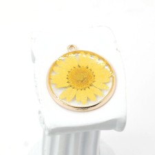 Clearance 8PCS Gold Tone Dried Daisy Flower glitter Resin Round Pendant GBY1044