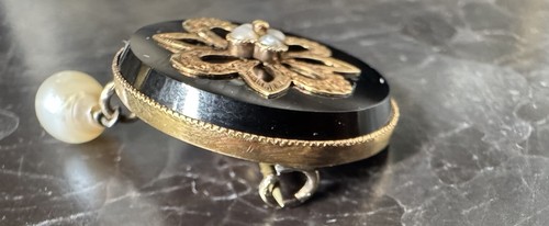 Antique 14K Yellow Gold Onyx & Seed Pearl Mourning Round Brooch Pin - Picture 4 of 9