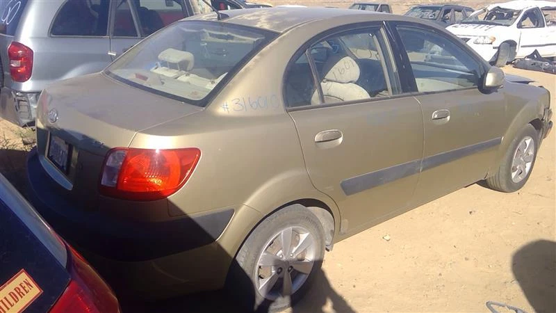 Puerta delantera derecha usada vidrio delantero se adapta a: Kia Rio 2008 delantero derecho grado A Foto 3 de 4